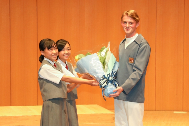 横浜少年少女合唱団からモナコ少年合唱団へ、花束の贈呈