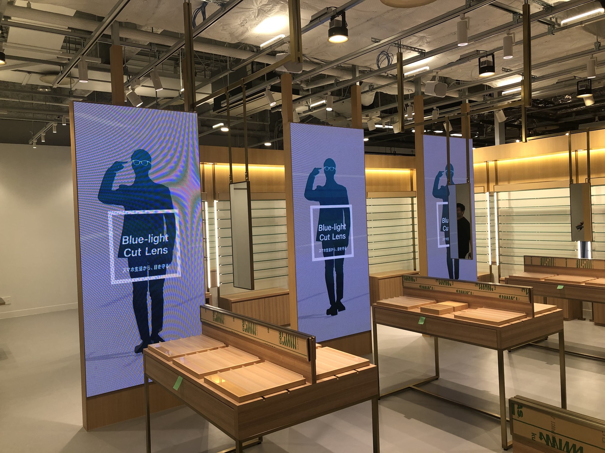 Zoff横須賀モアーズシティ店にLEDビジョンを導入しました。｜LED TOKYO株式会社のプレスリリース