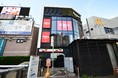 集客にはウィンドウビジョンがおすすめ！「お部屋探しCAFEヘヤギメ！三軒茶屋店」窓面にウィンドウビジョンを導入しました。