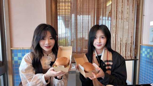 名物・うどんバーガーに興味津々(じゃこ丸パーク津田)