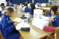 福岡県直方市の中学生が「ポテトチップス九州味自慢」を試食・販売!社会学習としてJR博多駅で九州の魅力を発信する『九州はひとつ~ひろめよう、九州の自慢。~』