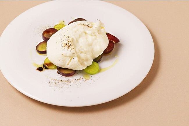 ブッラータチーズと葡萄のサラダ