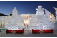 ひな人形をモチーフにした氷像を展示
