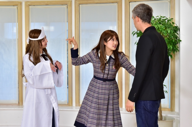 幽霊役の和田まあや（左）と宿泊客役の樋口日奈（中央）