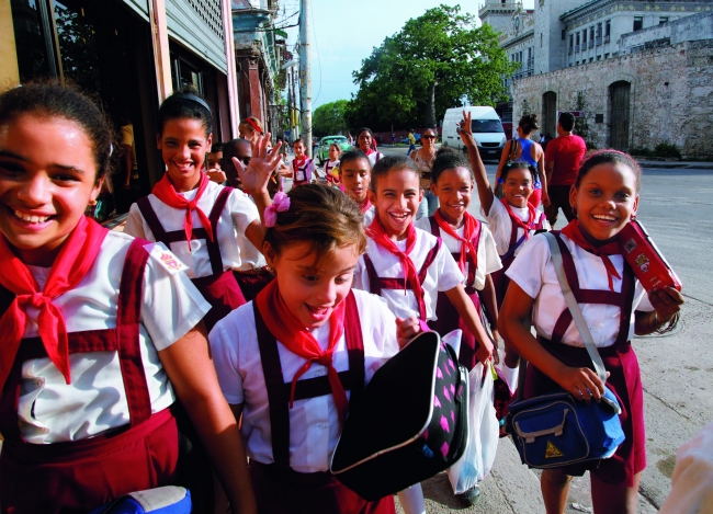 【４月】キューバ／笑顔いっぱいの小学生たち