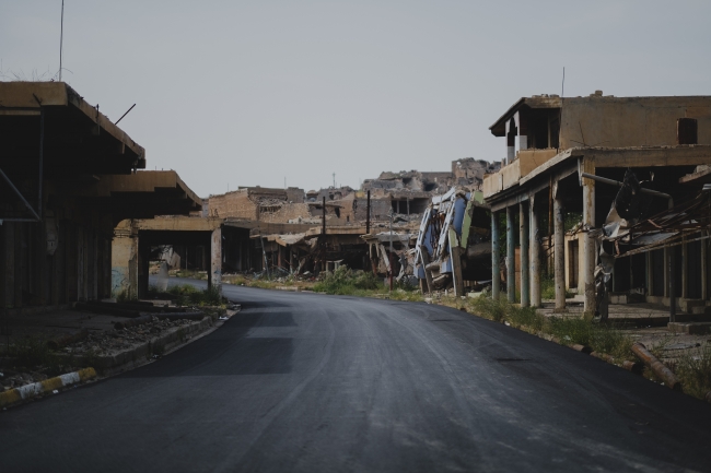 ISとの戦闘で破壊された街。人々は物理的にも精神的にもダメージを受けてしまいました。