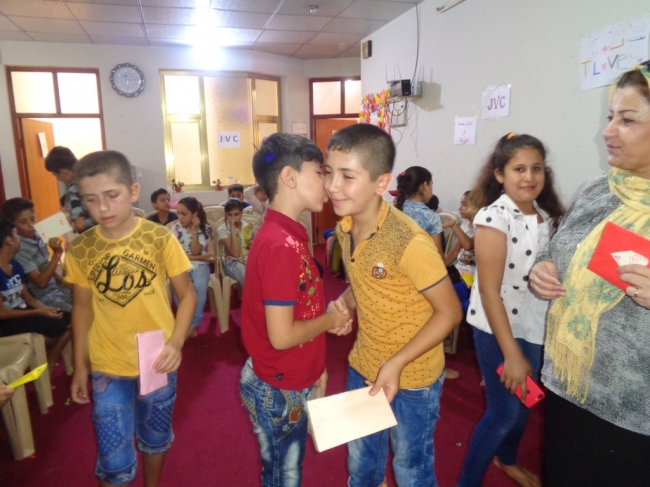 ピースヤード（平和のひろば）で出会い、笑顔で挨拶を交わすアラブ系とクルド系の子どもたち。