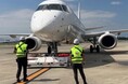 JAL、世界の航空会社で初めてリモコン式航空機牽引車をエンブラエル機の出発便プッシュバック作業に導入