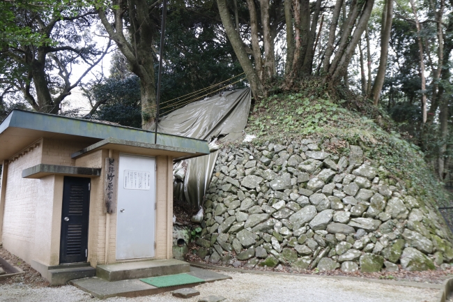 竹原古墳と観察建物入口。昨年夏、発掘調査を行ったため、中央にビニールシートがかかっている