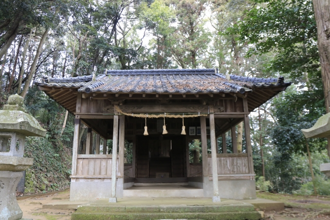 来訪者と竹原古墳を見守る諏訪神社