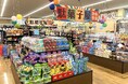 お酒のお供に懐かしのあの味を リカーマウンテン 亀山店に昔懐かしの「駄菓子コーナー」が新登場