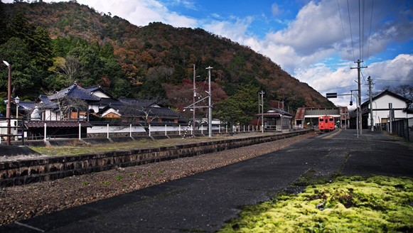 天空の城として有名な竹田城址を望む竹田駅 播但線 ログハウス風駅舎の無人駅日当駅 樽見鉄道 へ 鉄道ポスターの旅 旅チャンネル ターナージャパン株式会社のプレスリリース