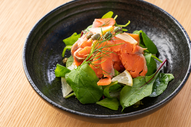 サラダ用サーモンには天然紅鮭を使用。鮭本来の味を引き出し冷燻製に仕上げています（画像はイメージです）