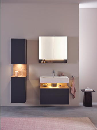 ファニチャーのオープンシェルフには、オプションで照明をつけることもでき、居心地の良い雰囲気と開放感をバスルームに演出します。