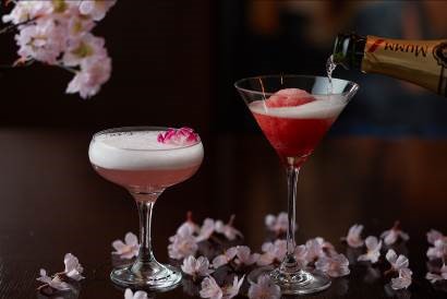 桜色カクテル「桜」 （左） 桜のシャンパンソルベ　（右）