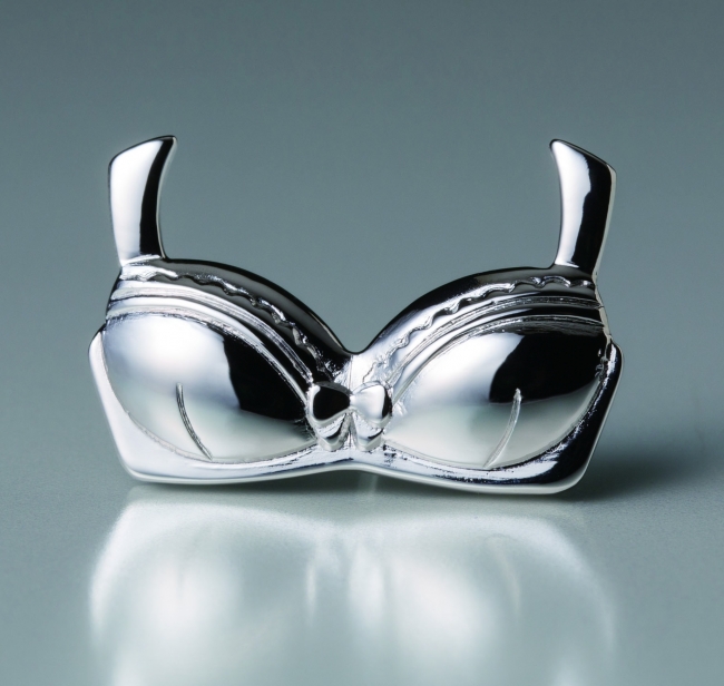 純銀のブラピンバッジ サイズ…25×16.5mm、厚さ3.3mm プレゼント数…100 名