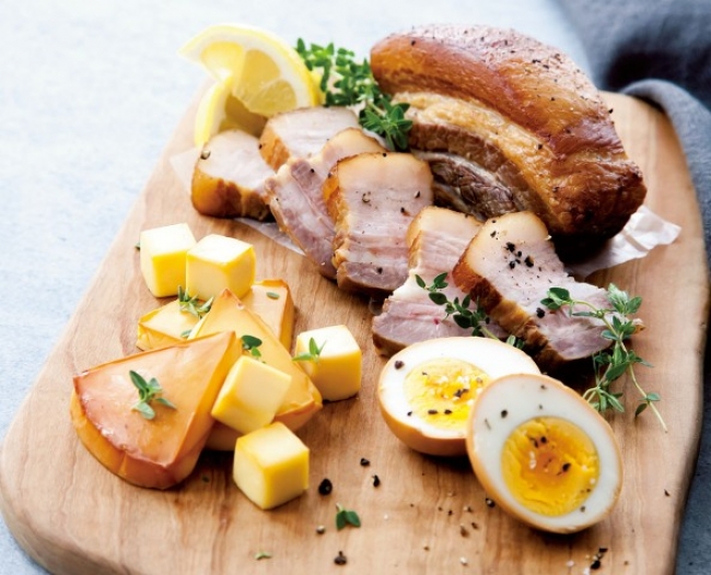 ゆで卵、チーズ、チキンなど普段冷蔵庫にあるもので、簡単に本格的な燻製が出来上がります。