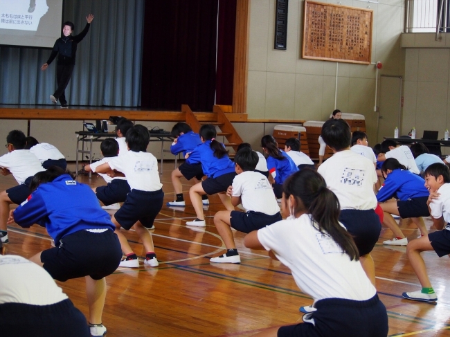 CSR活動報告】熊谷市立大麻生小学校にて運動・食育の出張授業を開催