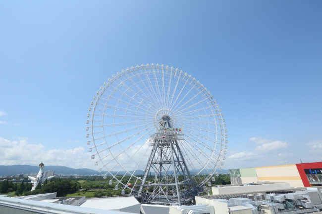 大阪万博跡地に立つ高さ日本一の大観覧車「レッドホース オオサカホイール」全景