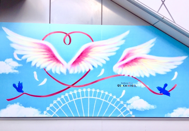 観覧車入口に設置された「天使の羽フォトスポット」では誰でも気軽に記念撮影ができる