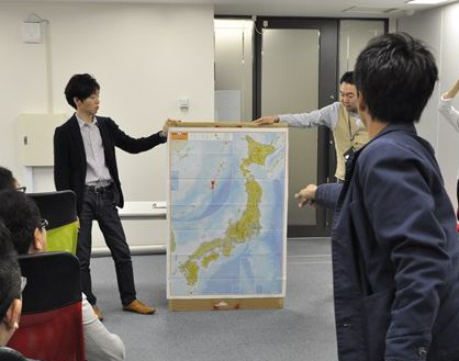 ラクーン 新入社員研修の一環で 社長と行く ダーツの旅 を18年度も実施 行き先は入社式当日のダーツ 次第 社長と新入社員が仲を深める ラクーンホールディングスのプレスリリース