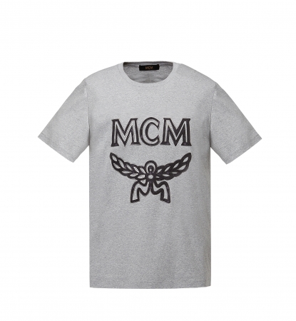 MCMコレクション・ショートスリーブロゴT-シャツ_グレー_26,000円（税抜） こちらも定番のロゴTシャツから新しいデザインが登場。ロゴ部分のヴィセトスモノグラムが切り抜かれているディテールにこだわりが感じられます。