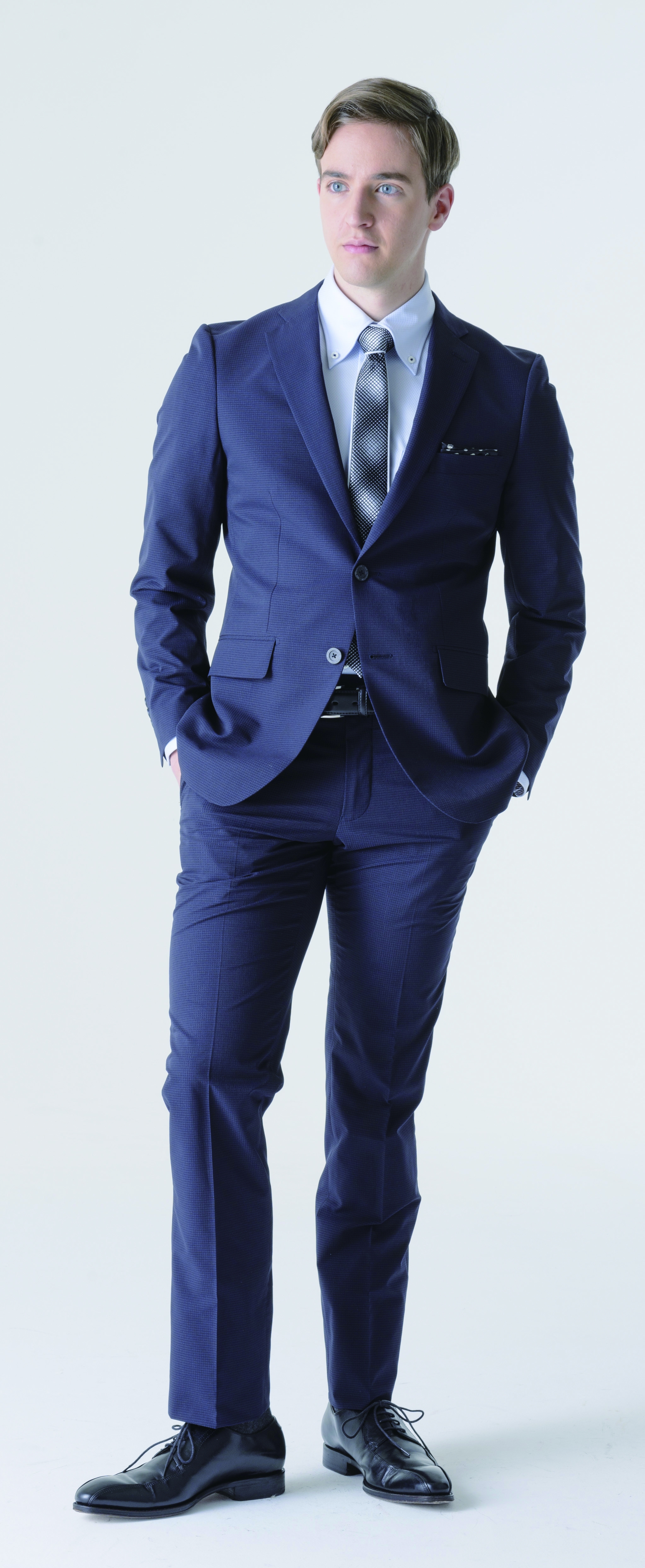 着るだけで温度調節可能な画期的スーツが登場 宇宙服素材を使用し 寒い 暑い による負担軽減 快適調温スーツ 発売 株式会社はるやまホールディングスのプレスリリース