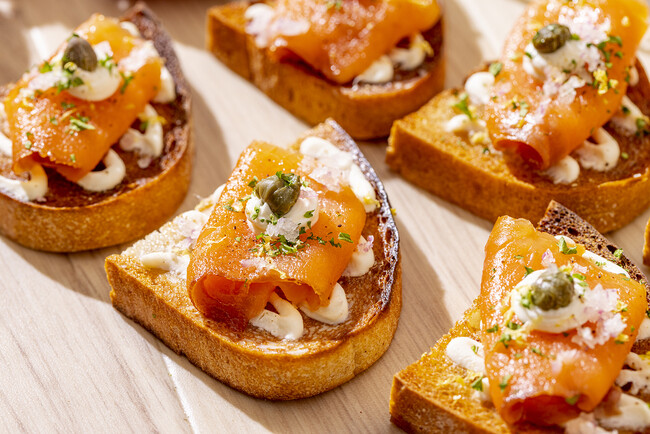 スモークサーモンとチーズのスモーブロー