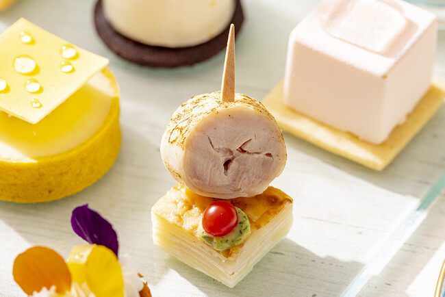 チキンロールとトリュフ塩　ドフィノワーズ添え