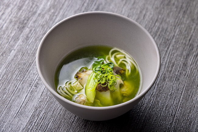 蒸し黒あわびのラーメン　豚足とアサリ