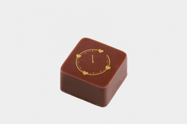 オルロージュ レ（452円〈税込〉）　30年の時を刻むオルロージュ（時計）。燻製の香り漂うアーモンドのプラリネをミルクチョコレートでコーティングしています
