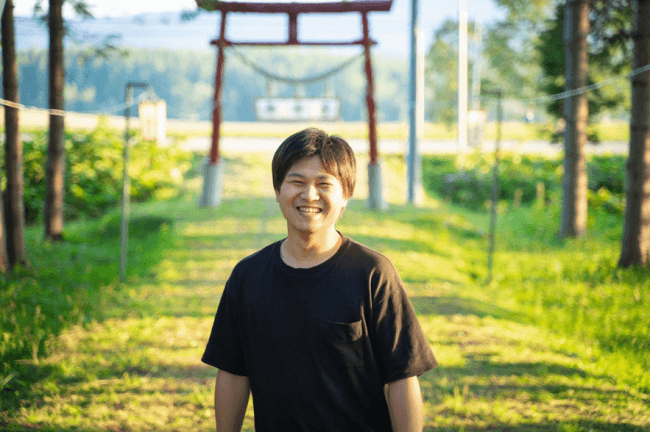 中村恵久氏（移動型農耕民）　移動農耕民族を画策中。オンライン農学校「The CAMPus」の働きからスタートし、渡鳥ジョニーと共に活動する中でバンライフと出会い、免許を取る過程からバンの入手までをレポート。