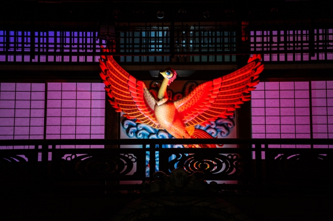 バレエ音楽「火の鳥」のオーケストラに合わせて、火の鳥も様々に彩られる   (C)TEZUKA PRODUCTIONS