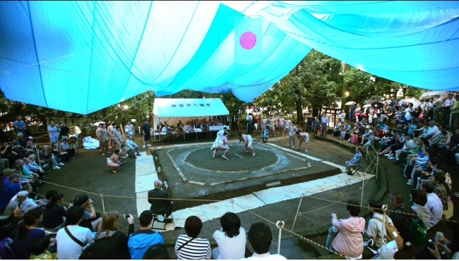 秋：世田谷八幡例大祭での東京農業大学相撲部による奉納相撲