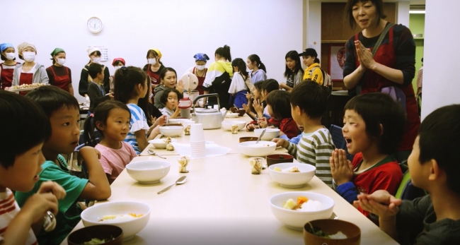 春：桜丘区民センター”こども食堂”では子どもたちの元気な声が響く