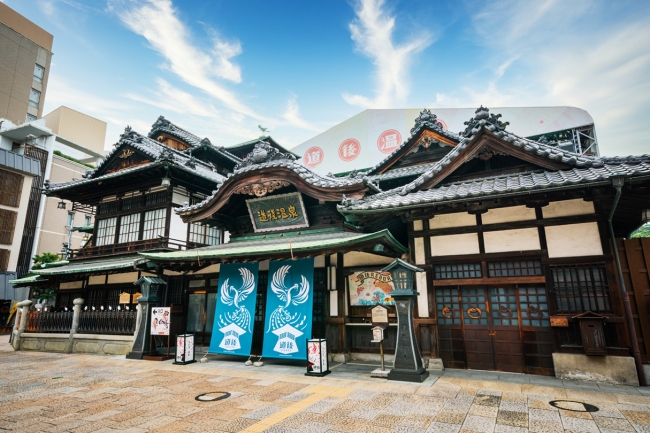 松山市道後温泉本館では「道後REBORNプロジェクト」を展開中。写真は道後温泉本館の西面にかかる新たな日除け幕