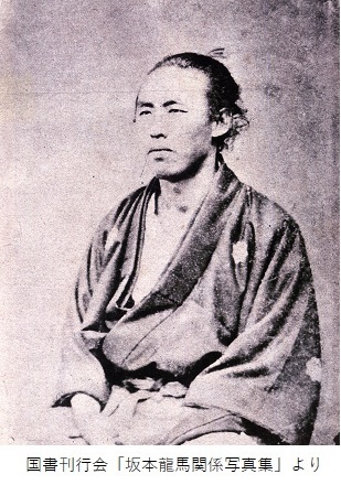 九谷 正峰 高知名所画 手描き 色絵金彩色盛り 古い大皿 坂本龍馬 桂浜 印 銘