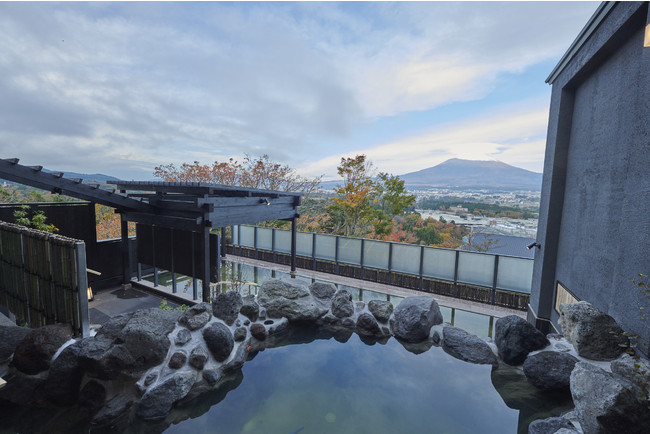 富士山ビューを楽しめる「木の花の湯」の大浴場
