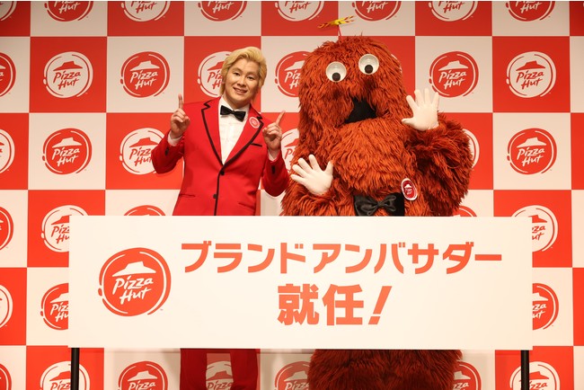 真っ赤な色がトレードマークのカズレーザーさん ムックさんがアンバサダーに就任 ピザハット アンバサダー就任 新cm 発表会開催 日本ピザハット株式会社のプレスリリース