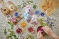 ドライハーブを使った人気クラフト体験企画「サシェ(香り袋)づくり」を毎日開催しています(5/12から)。お好きな香り(自分でつくるオリジナルのブレンドハーブ)を小さな袋にとじ込め自宅に持って帰れます。