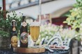パラソルが立ち並ぶ神戸の山上の広場「神戸布引ハーブ園」に、本場ドイツのビール、ワインが勢揃い。この秋一番人気の「オリジナルソーセージ」がリニューアル!神戸布引ハーブ園で「ドイツ祭り2025」を開催!