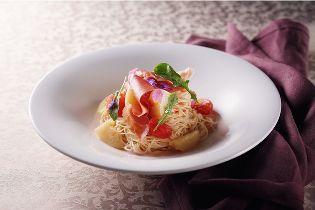 レストラン スペシャルメニュー「完熟トマトと桃の冷たいカッペリーニパルマプロシュートを添えて」