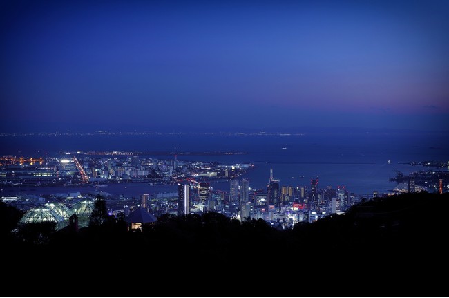 標高約400m、展望プラザからの神戸の夜景