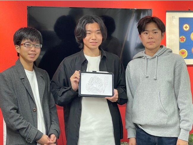 クエスト手帳を発案した愛知大学ダイバーシティチーム。伊藤手帳本社にて。いずれも大学1年生