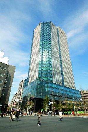 JR四ッ谷駅四ッ谷口正面に完成した「YOTSUYA TOWER」。