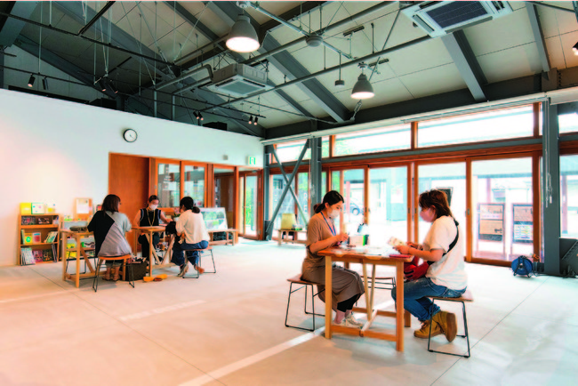 糸魚川市に誕生した「キターレ」のホールは、市民が待ち合わせや打ち合わせなどに自由に使えるスペースになっている。