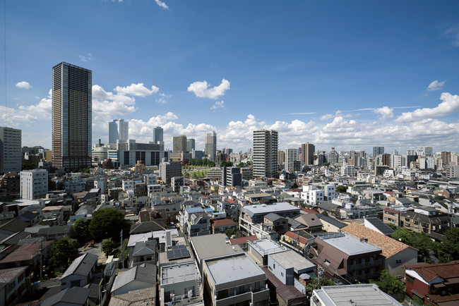 戦前からの木造住宅が密集した東京・東池袋の「木密地域」。このまちの安全性向上のため、ＵＲは豊島区とともに活動しています。