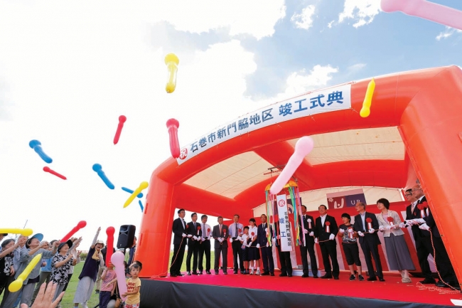 8月18日に行われた「石巻市新門脇地区竣工式典」では、くすだま割りに合わせて、地元の人たちも風船を飛ばしてお祝いした。