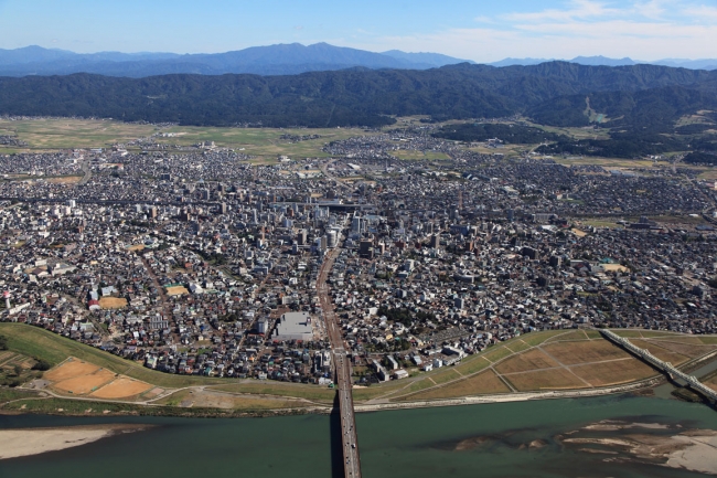 上空から眺める新潟県長岡市。（写真提供・長岡市）