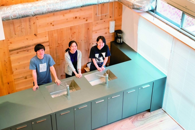 キッチン付きの集会所をベースに、住民たちのゆるやかなつながりを生み出そうと活動する首都大学東京の大学院生たち。